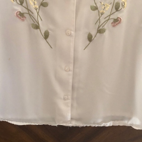 Simply beautiful white embroidered blouse! - Picture 6 of 7